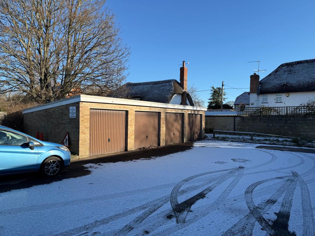 Lot: 10 - GARAGE SITE WITH 10 LOCK-UP GARAGES - Block of four lock up garages